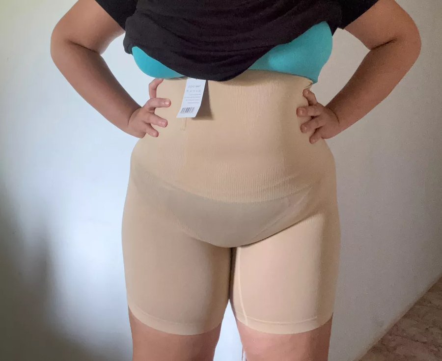 Cliente usando o Short Cinta Modeladora bege