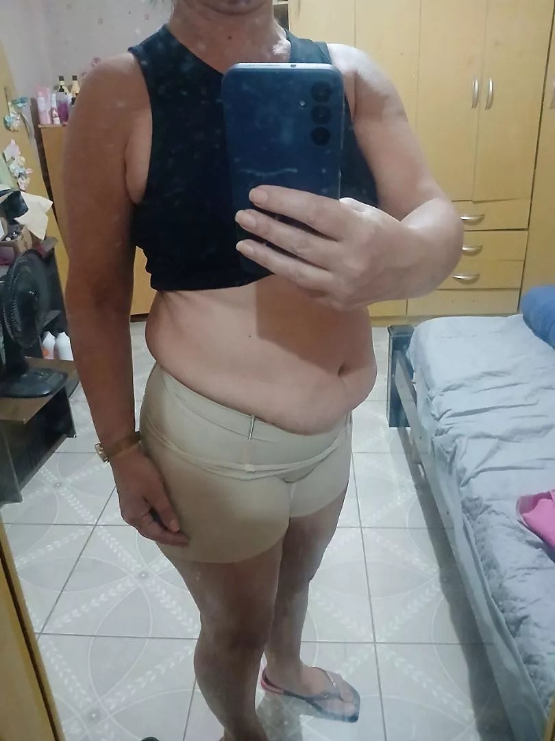 Cliente usando o Short Cinta Modeladora bege